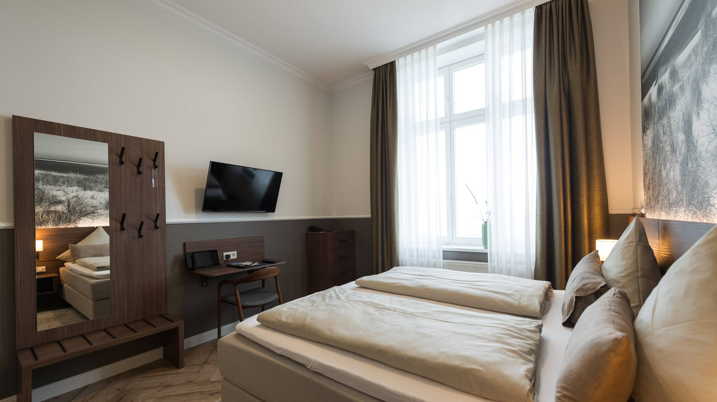 DOPPELZIMMER BARRIEREFREI-MIT SEITLICHEM MEERBLICK Strandhotel Hohenzollern Borkum